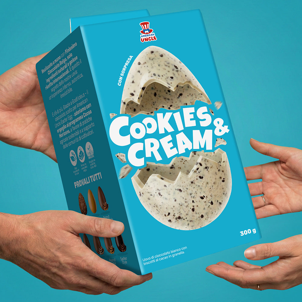American uncl egg cookies and cream in pack azzurro che viene passato tra le mani