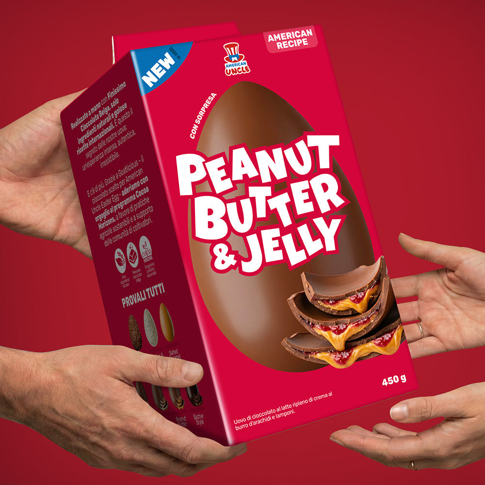 Uovo di Pasqua burro d'arachidi e marmellata in pack rosso che viene passato tra mani