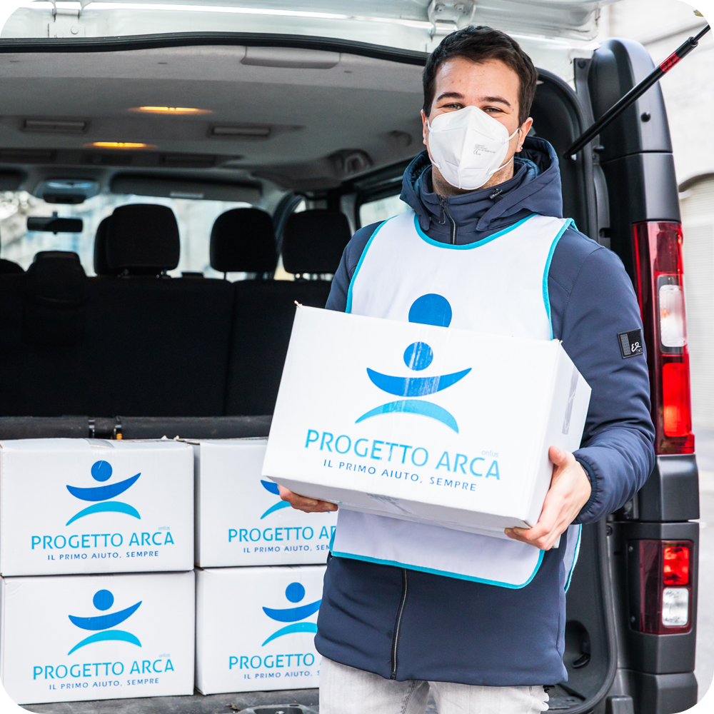 Operatore della Fondazione Arca con una box