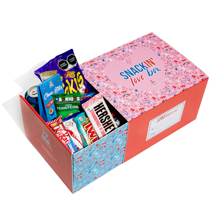 Snackin’ Love Box, kutija s 40 slatkih, slanih proizvoda i pića 